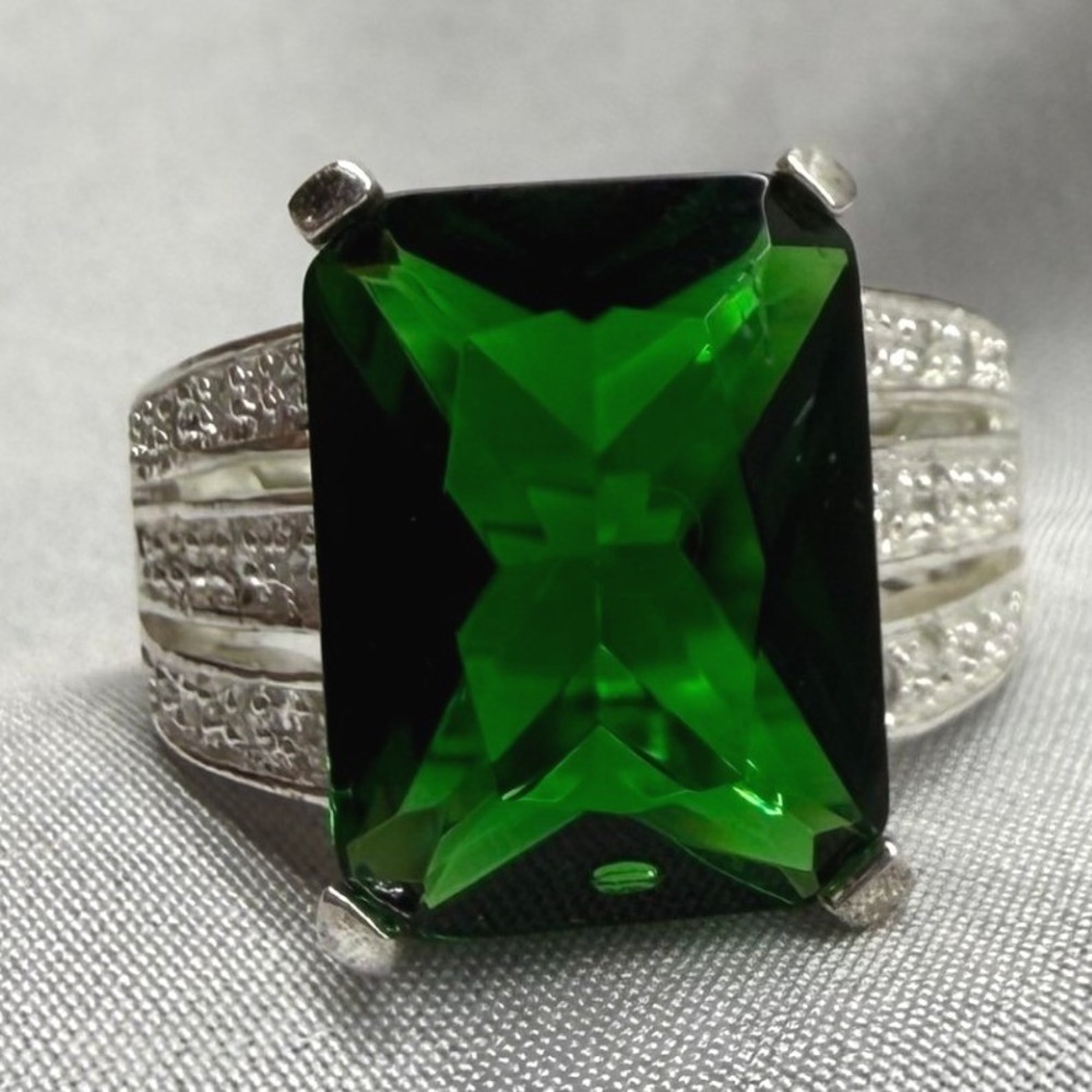 Unbranded Emerald Cut Ring Womens Size 8 Green Excellent Sterling Silver 925